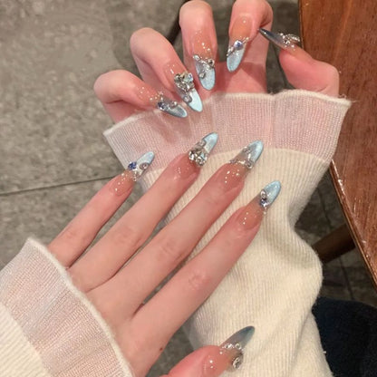 Glamouröse Kunstnagelspitzen mit eleganten Verzierungen Brehn