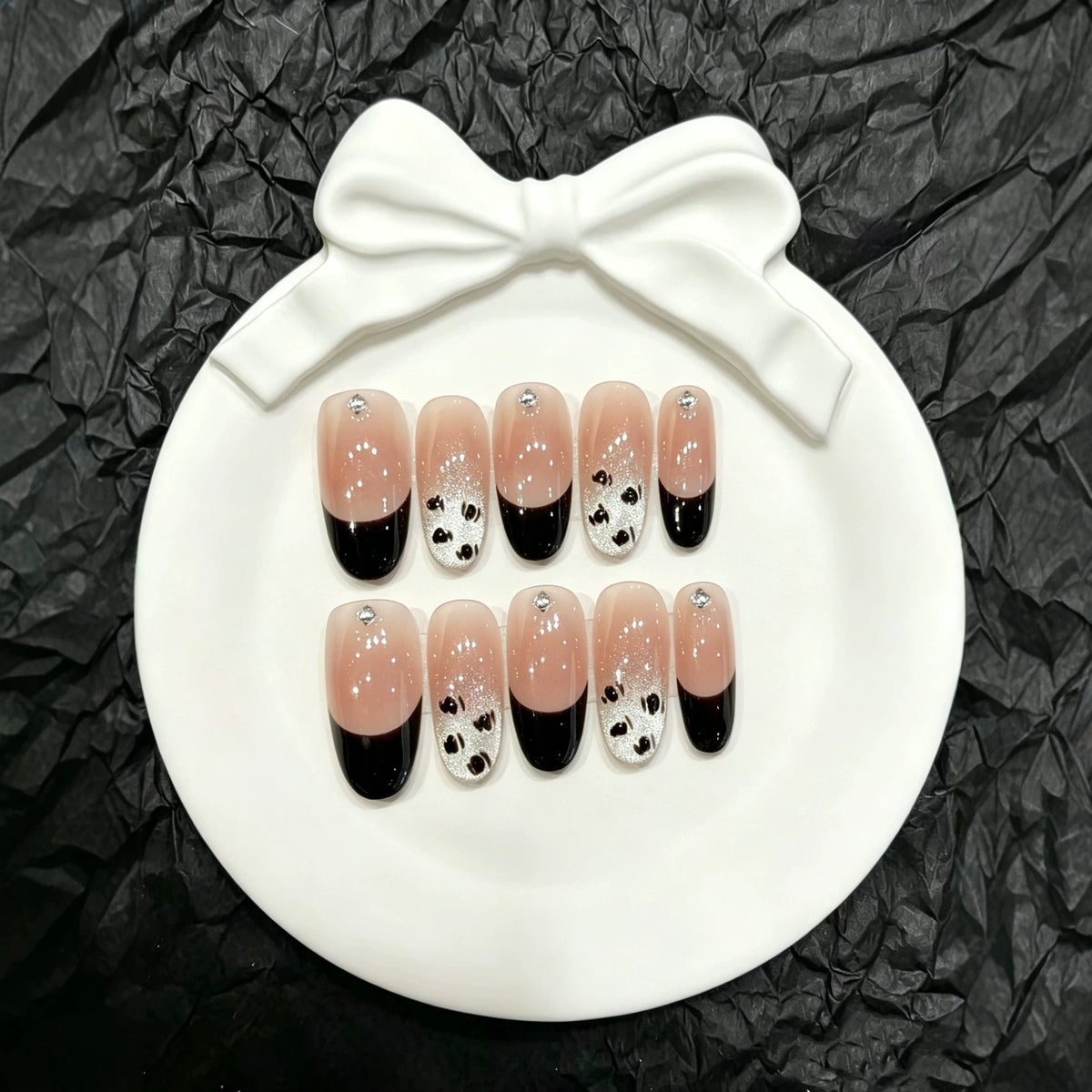 Künstlerische Press-On Nägel mit Panda-Design