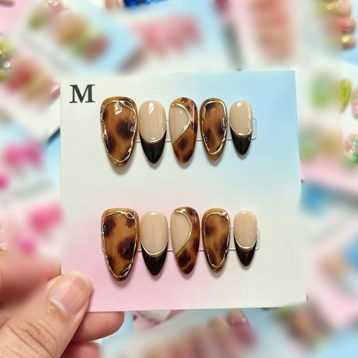Kunsthandwerkliche Press-On Nagelset mit schicken Schildpatt-Mustern