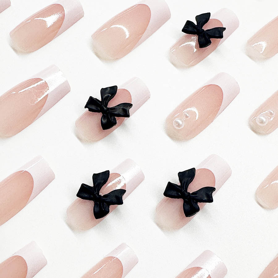 Kunstnagelset mit stilvollen Schwarz- und Perl-Details Brehn