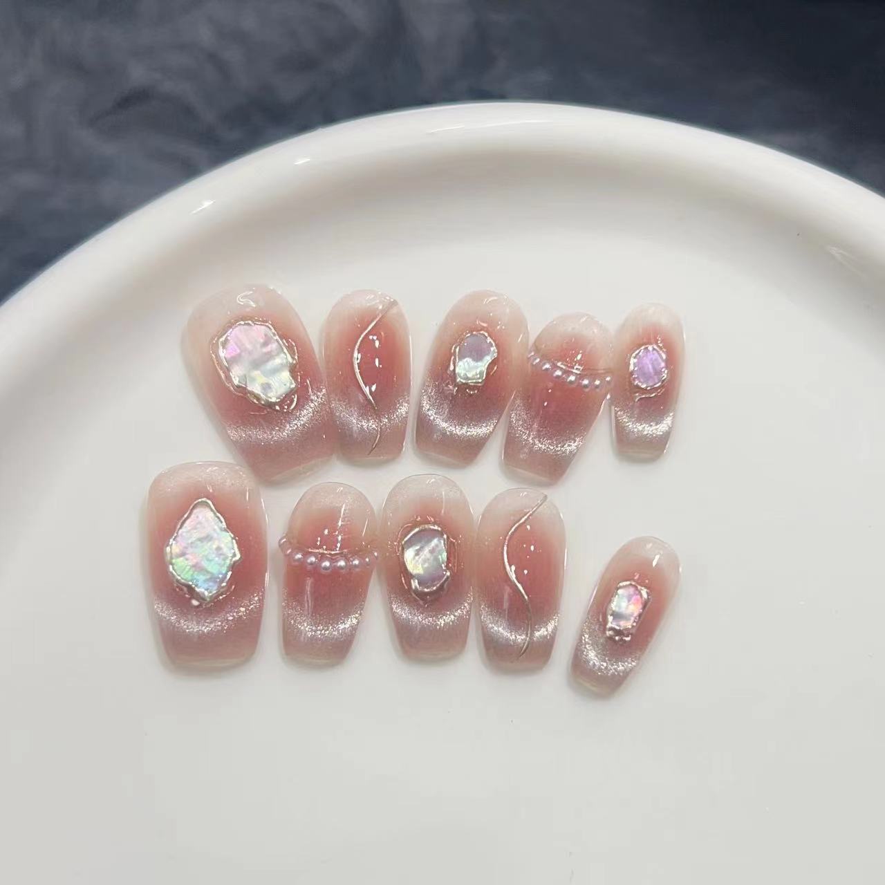 Dekorative Press-On Nagelkollektion mit Edelsteinakzenten Brehn