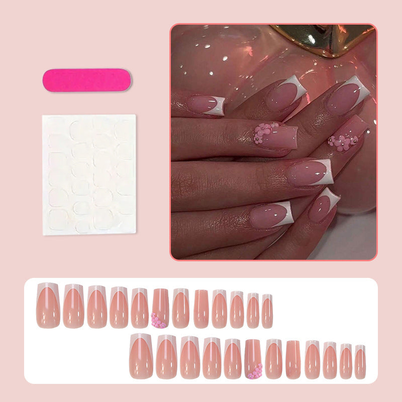 Kunstnagelset mit eleganten französischen Spitzen und dekorativen Akzenten Brehn