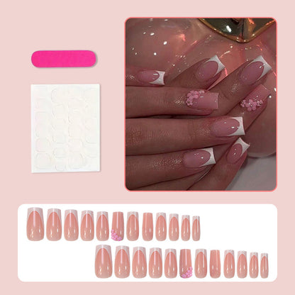 Kunstnagelset mit eleganten französischen Spitzen und dekorativen Akzenten Brehn