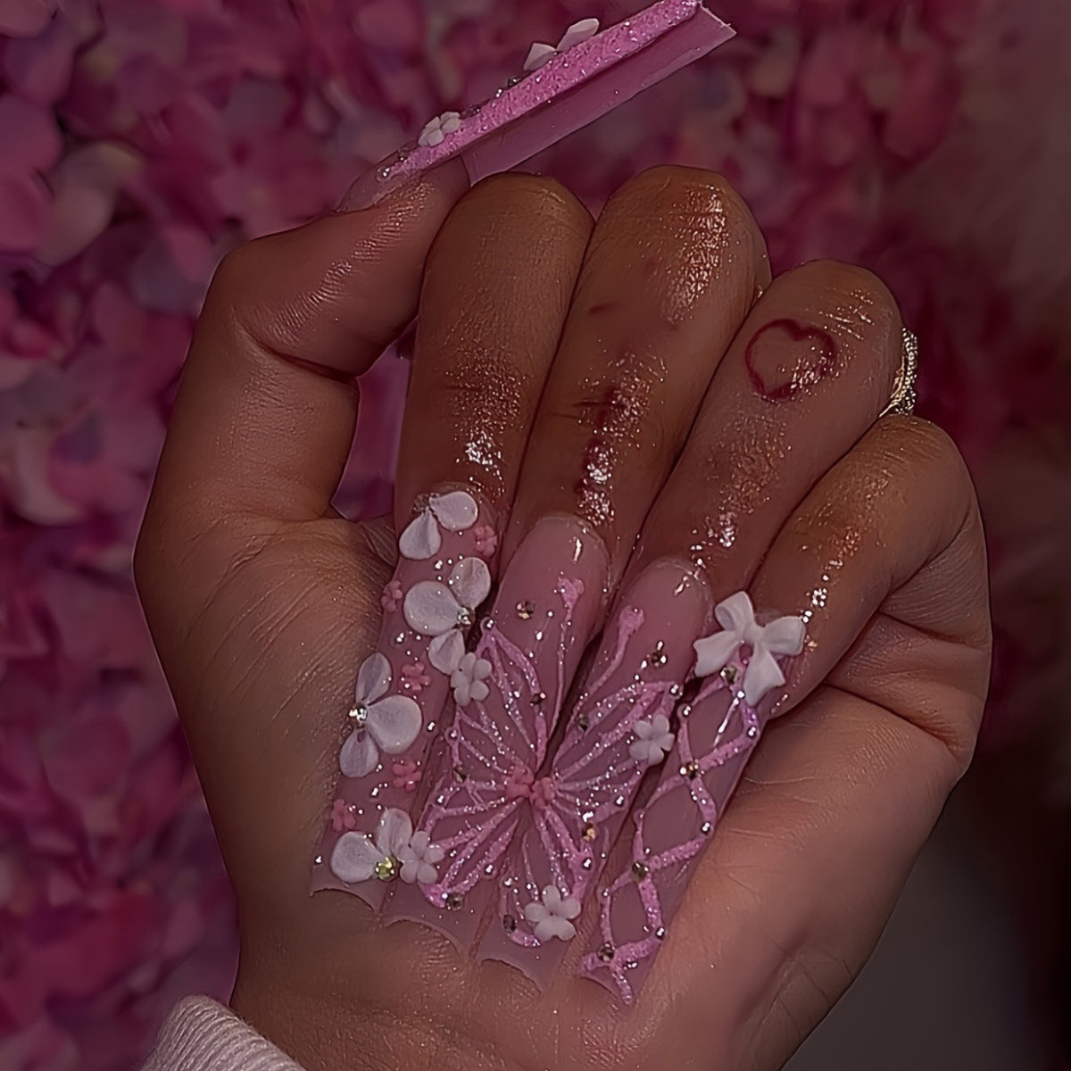 Künstlerisches Florales Press-On-Nageldesign Brehn