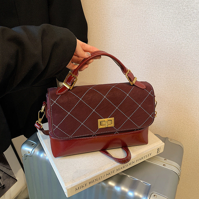Gep quiltete Wildleder- und glänzende Leder-Handtasche