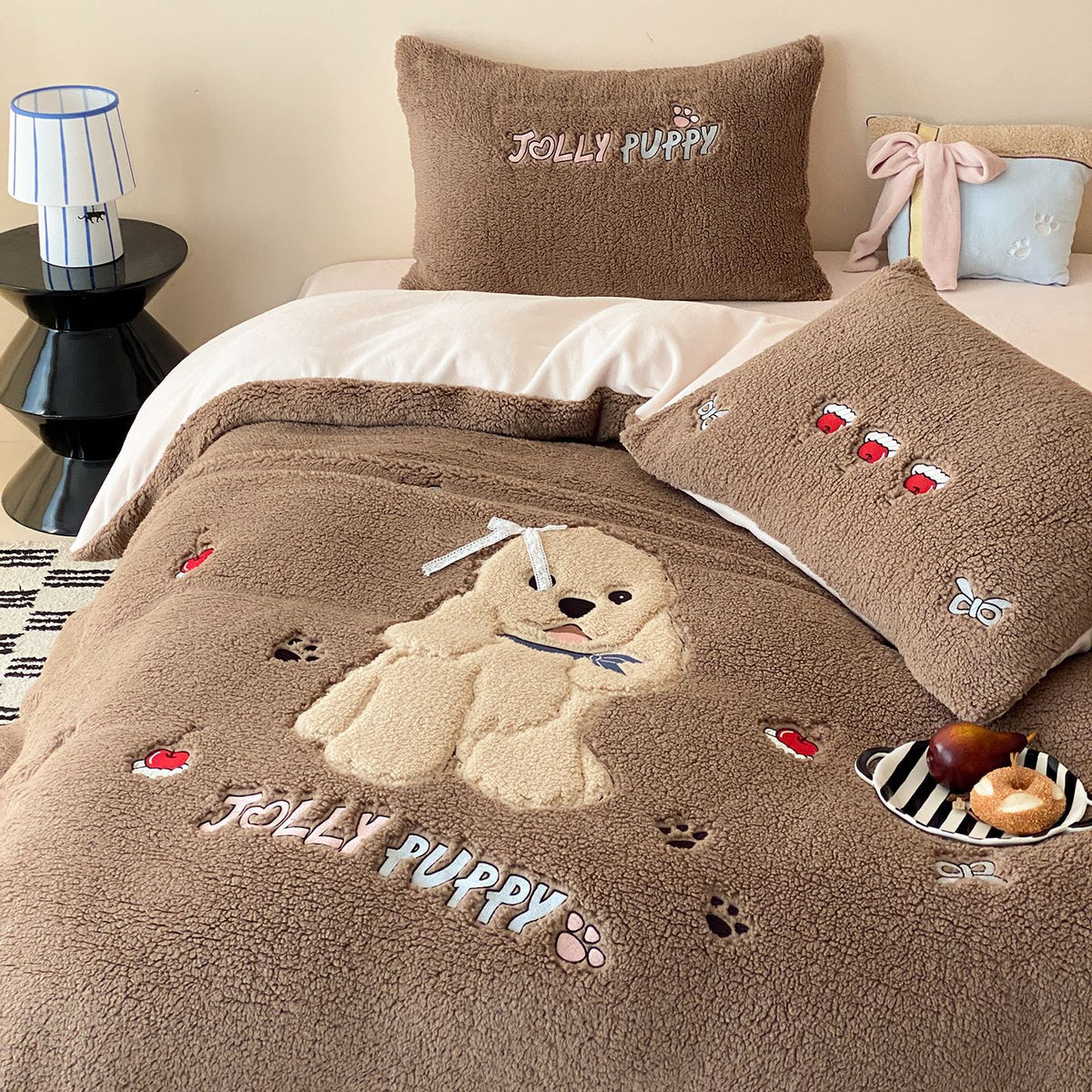 Plüsch-Bettwäsche-Set mit Sherpa-Finish, gesteppter Kuscheldecke und besticktem Welpenmotiv Brehn