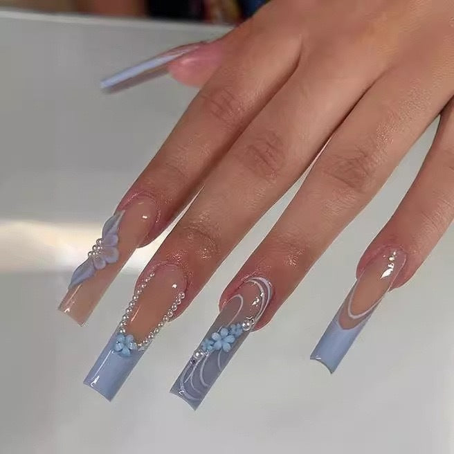 Kunstnagelset mit zarten floralen Akzenten und eleganten Verzierungen Brehn