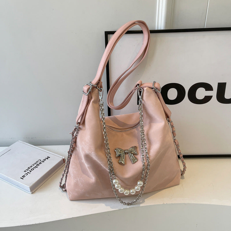 Modische Handtasche mit Einzigartigem Anhänger und Kettenakzenten Brehn