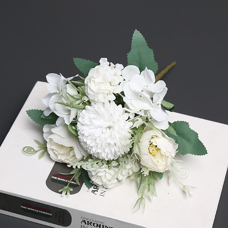 Luxuriöser Faux-Blumenstrauß