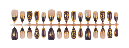 Kunstnagelset mit eleganten Spiralmustern und glamourösen goldenen Akzenten Brehn