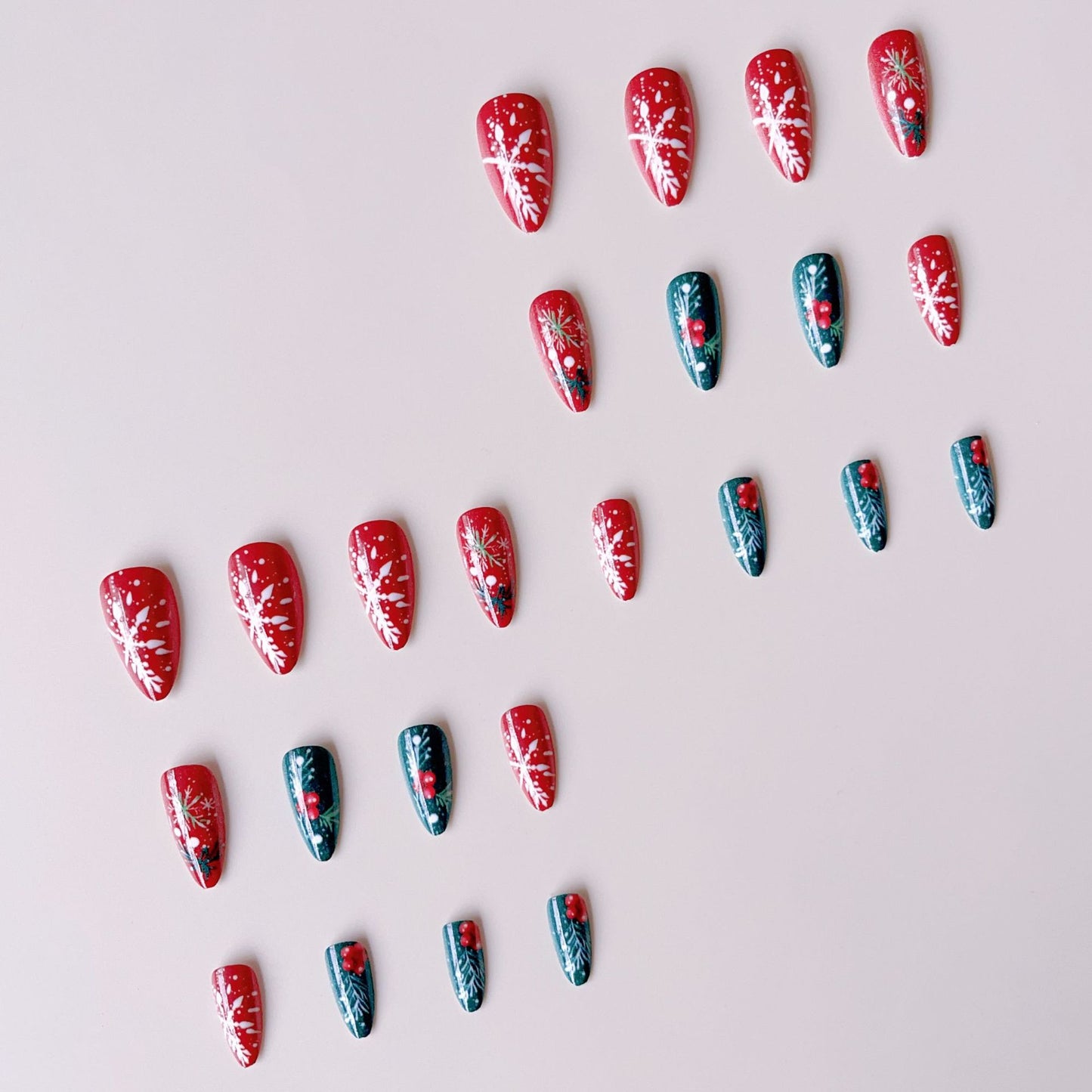Kunstnagelset mit weihnachtlichen Motiven und handgefertigten Verzierungen Brehn