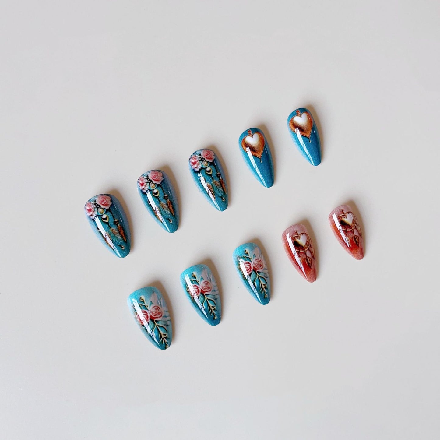 Kunstnagelset mit traumhaften 3D-Rosen- und Herzverzierungen Brehn