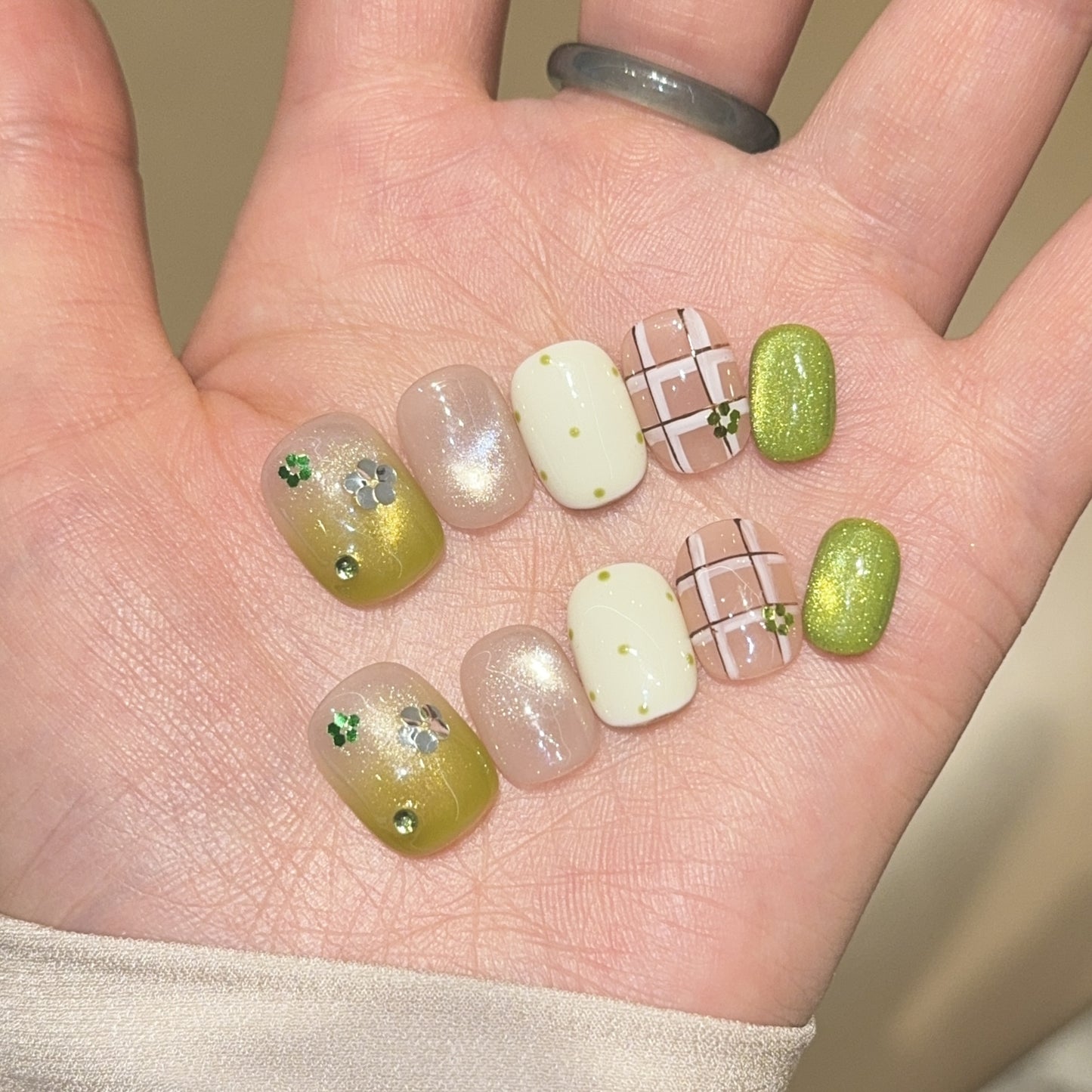 Kreative Kunstnagelspitzen mit Floralen Akzenten Brehn