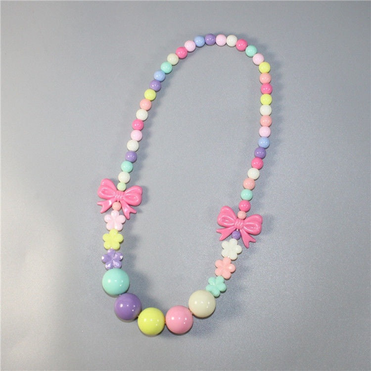 Bunte Perlenkette mit Floralen Elementen Brehn