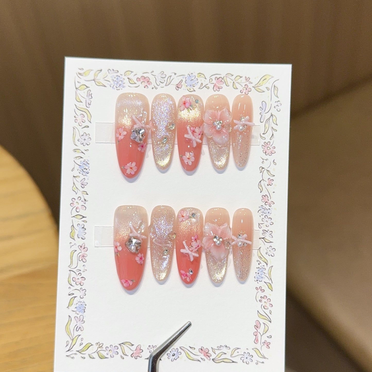 Kunstnägel mit Floralen Verzierungen und Glitzereffekten Brehn