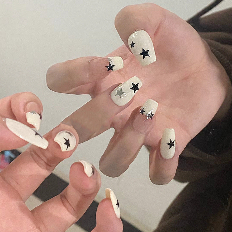 Kunstnagelset mit glamourösem Sternen-Design und funkelnden Akzenten Brehn