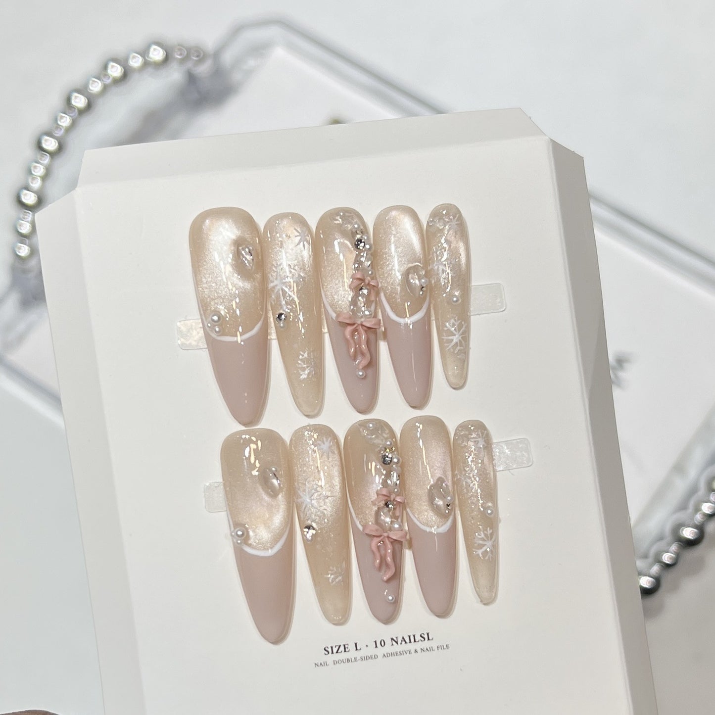 Dekoratives Stiletto Press-On Nagelset mit künstlerischen Akzenten Brehn