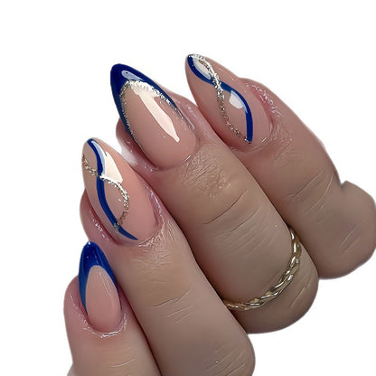 Künstlerische French Tip Nagelverstärkungen Brehn