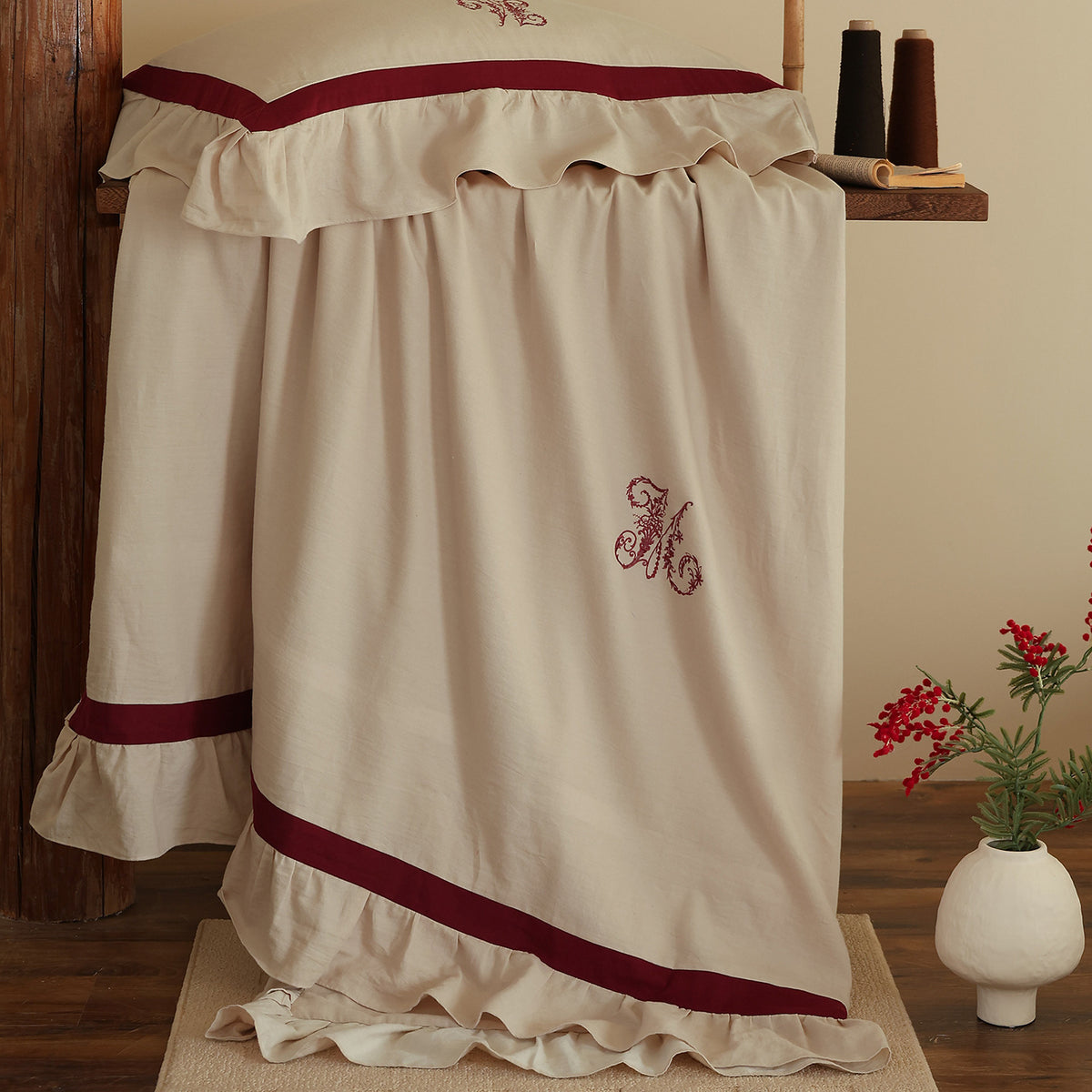 Romantische Baumwoll‑Leinen Bettwäschegarnitur mit Volant, Monogramm‑Stickerei und Kontrastborte Brehn