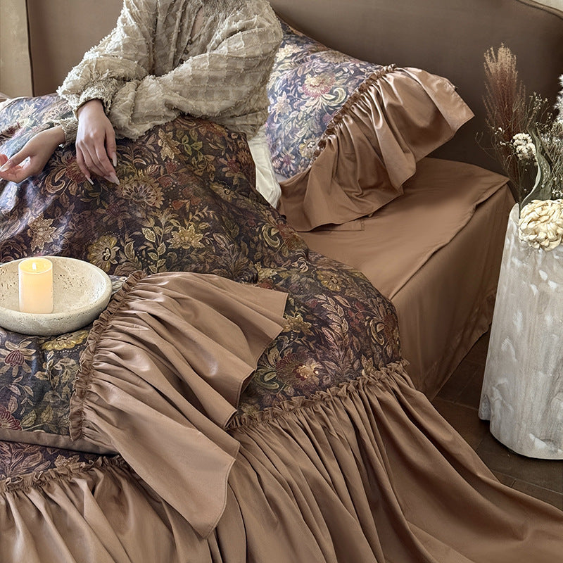 Opulente Jacquard-Bettwäschegarnitur mit großem Volant und dekorativer Rüscheneinfassung