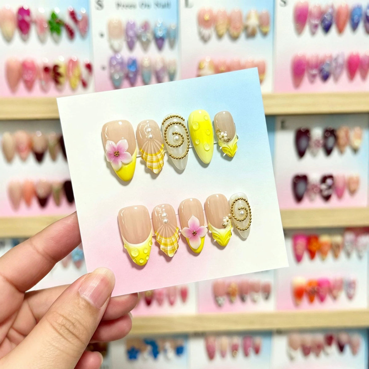Künstlerisches Press-On Nagelkunstset mit floralen und Muscheldekoren