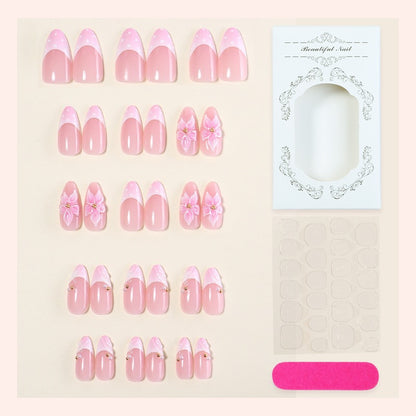 Kunstnagelset mit romantischen Blüten und eleganten Designakzenten Brehn