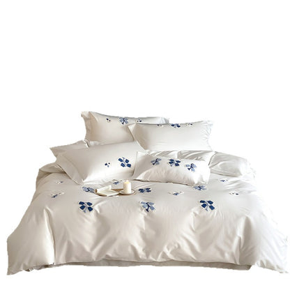 Bestickte Baumwollsatin-Bettwäsche-Garnitur mit dezenten blauen Blumenmotiven