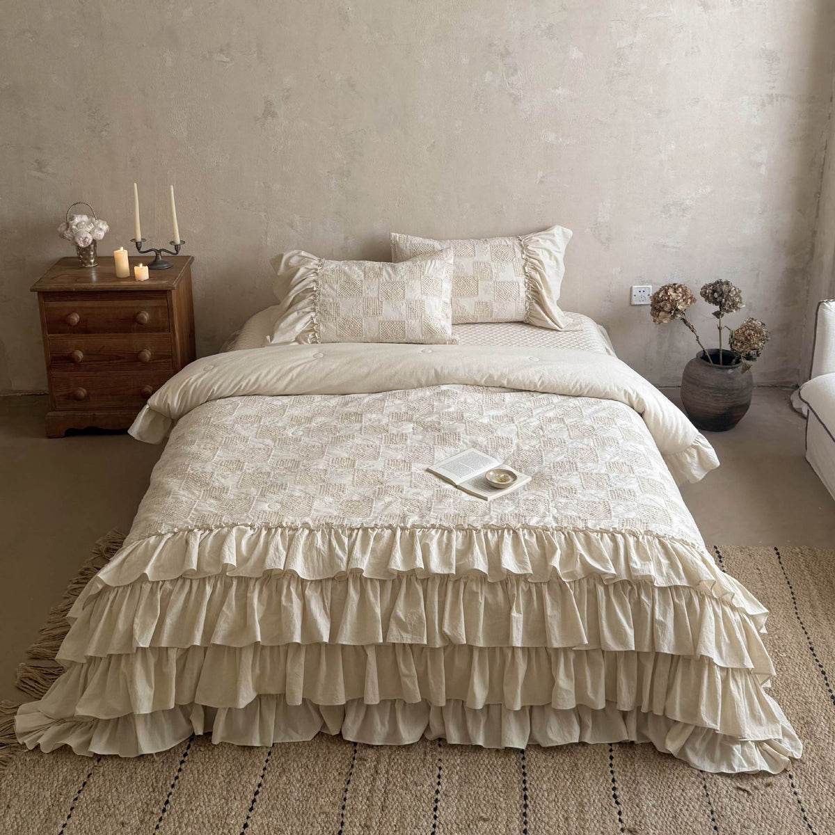 Rüschen-Bettwäscheset aus Baumwoll-Quilt mit Steppmuster und Kissenbezügen