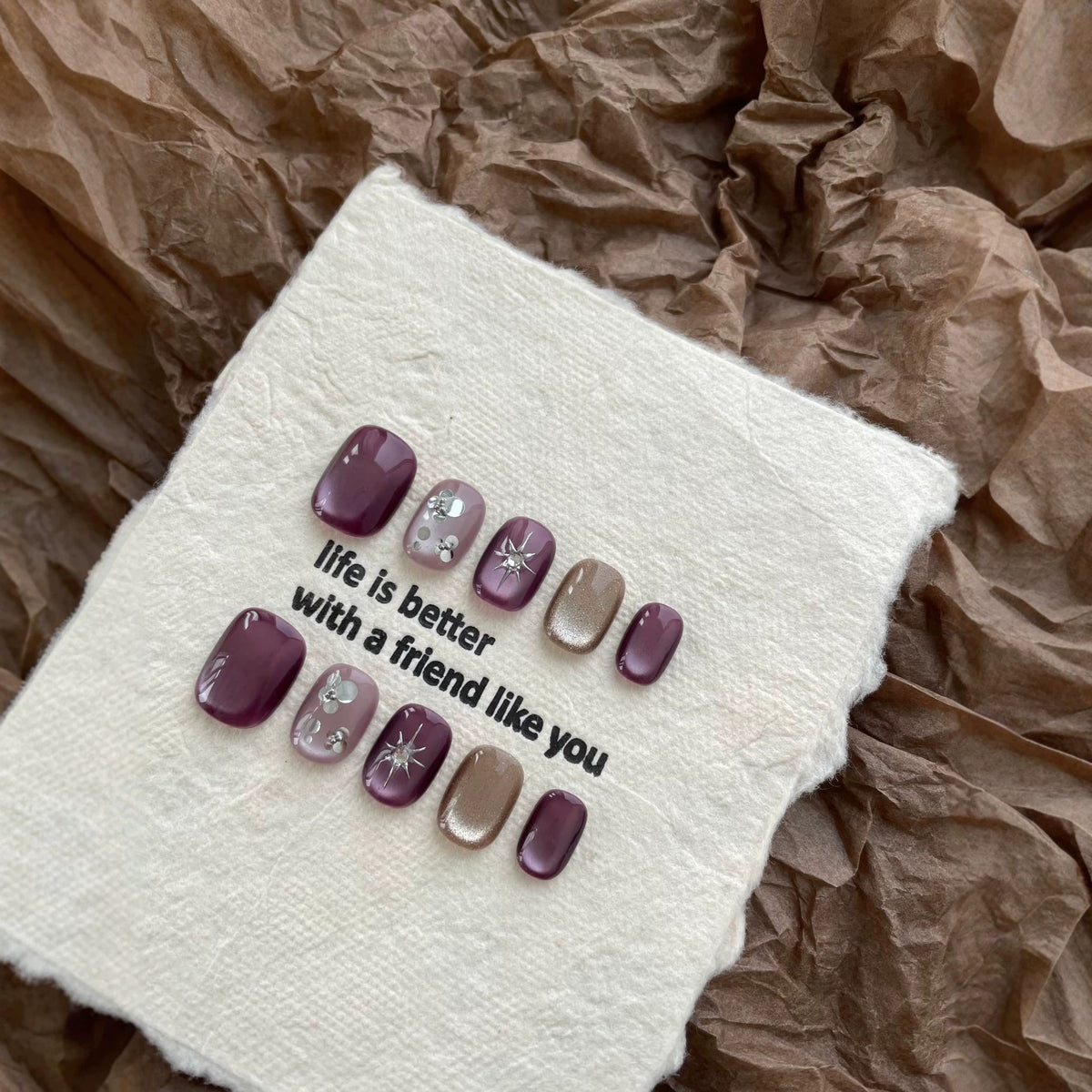 Künstlerisches Press-On-Nagelkunst-Set mit dekorativen Edelsteinakzenten