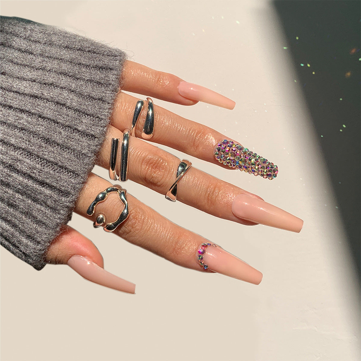 Nagelkunst mit Herz- und Lippenmotiven Brehn