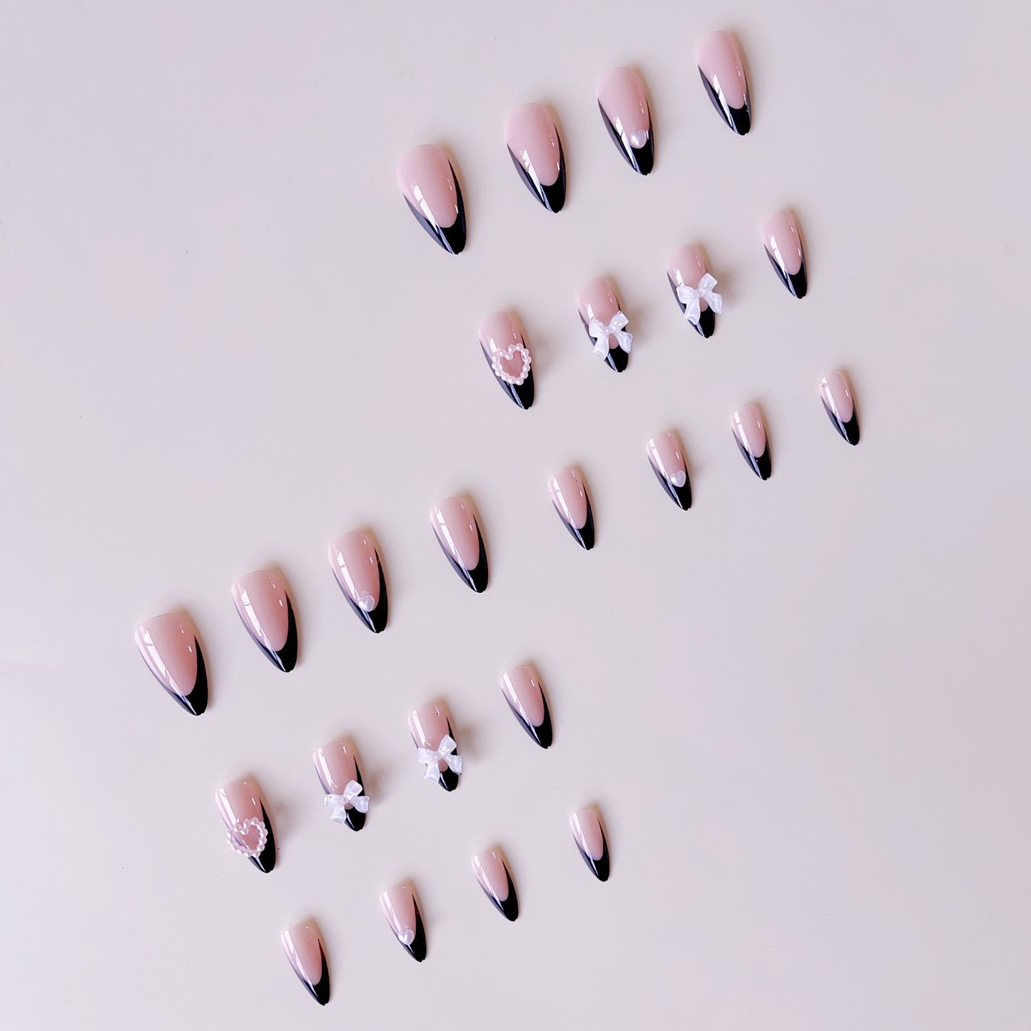 Glamouröse Kunstnagelspitzen mit 3D Schleifen und Herzverzierungen Brehn