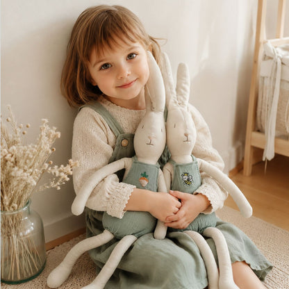Plüsch-Langohren-Hasenpuppe mit Musslin-Overall