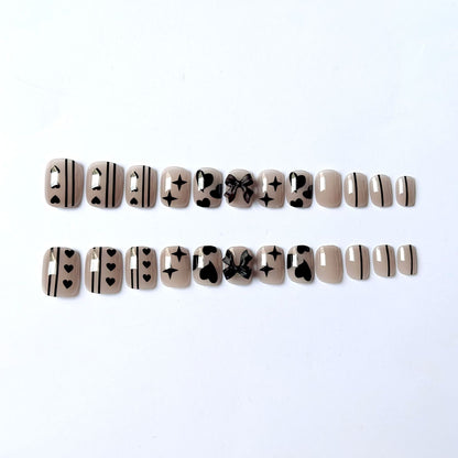 Künstlerisches Nageldesign-Kit mit Schleifenakzenten