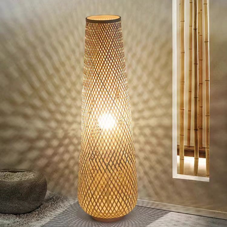 Künstlerische Rattan-Stehlampe
