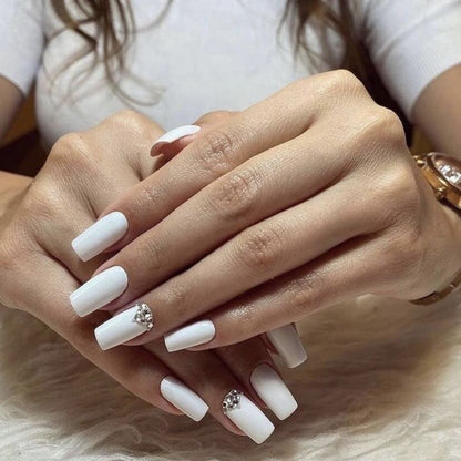 Luxus Press-On Nail Design mit Strass-Akzenten Brehn
