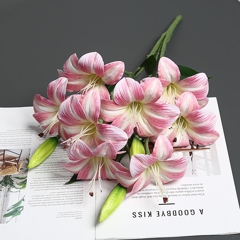 Realistischer lebensnaher Lilienblumenstrauß