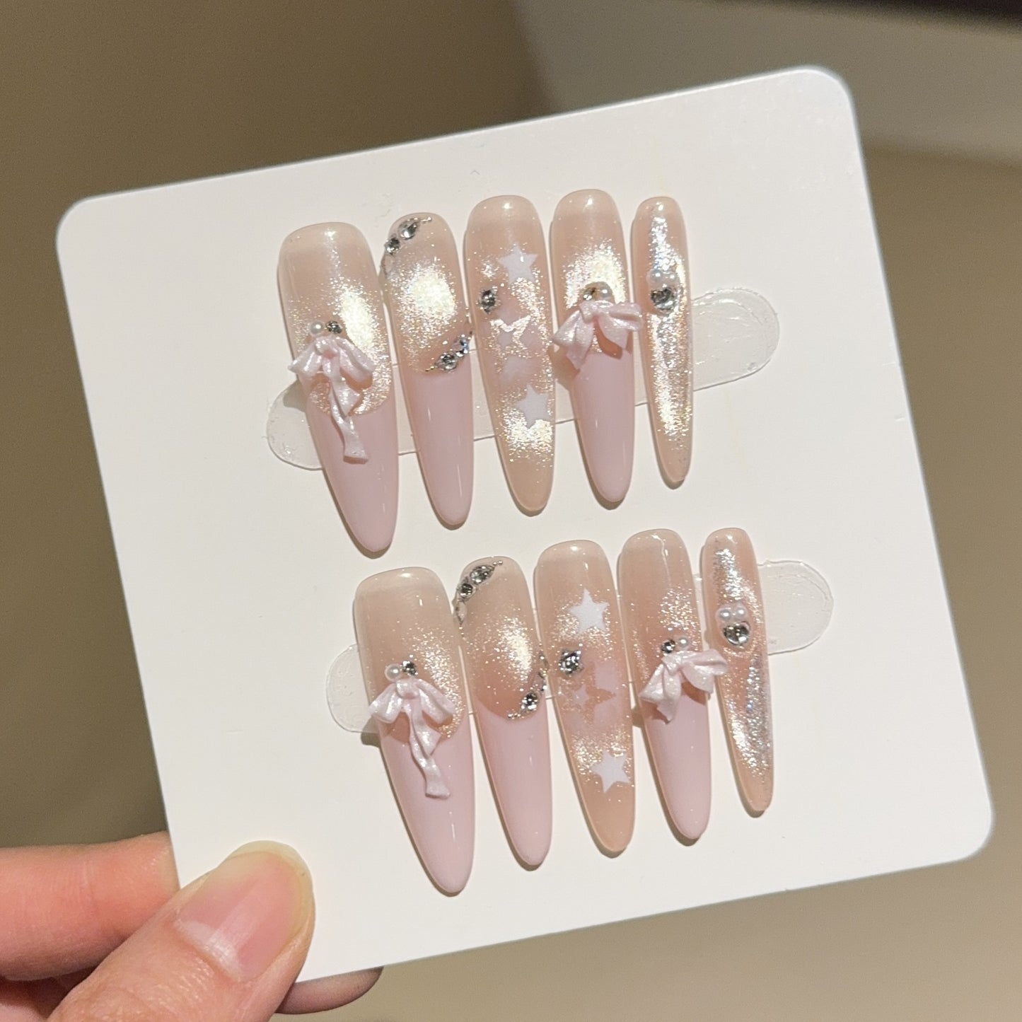 Künstliche Nagelspitzen mit Glamourösen Glitzer- und Schleifendetails Brehn