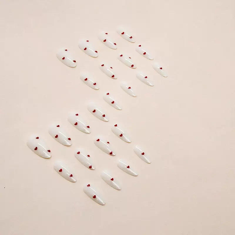 Kunstnagelset mit verspieltem Herzdesign und elegantem Finish Brehn