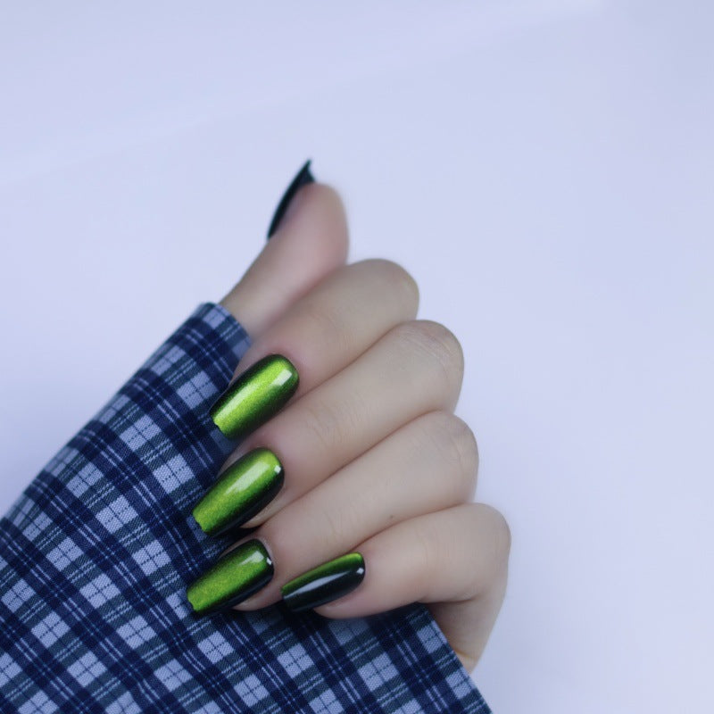 Kunstnägel mit schimmerndem Metallic-Effekt Brehn