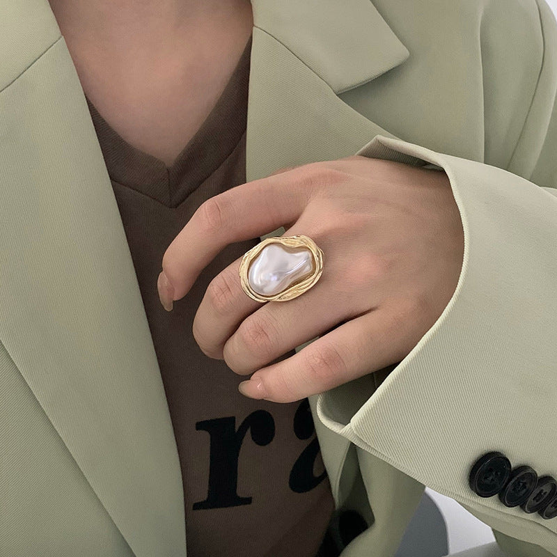 Eleganter Perlring mit Einzigartigem Design Von Brehn