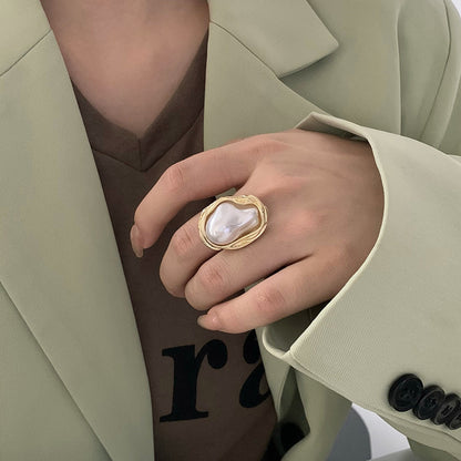 Eleganter Perlring mit Einzigartigem Design Von Brehn