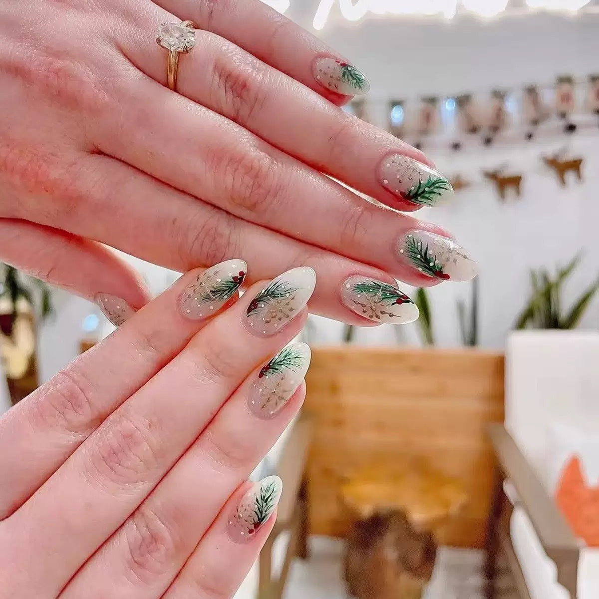 Kunstnagelset mit winterlicher Tannenbaum-Applikation Brehn