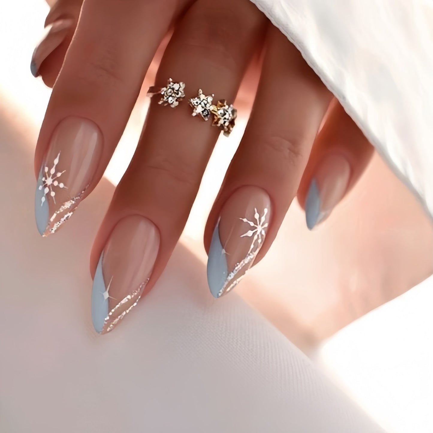 Künstlerisches Press-On Nageldesign mit eleganten floralen Akzenten Brehn
