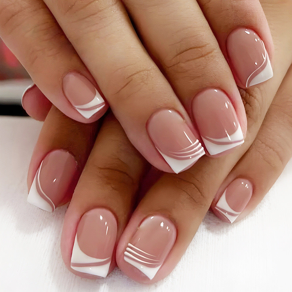 Kunstnagelset mit elegantem French Nail Design und modernen Linien Brehn