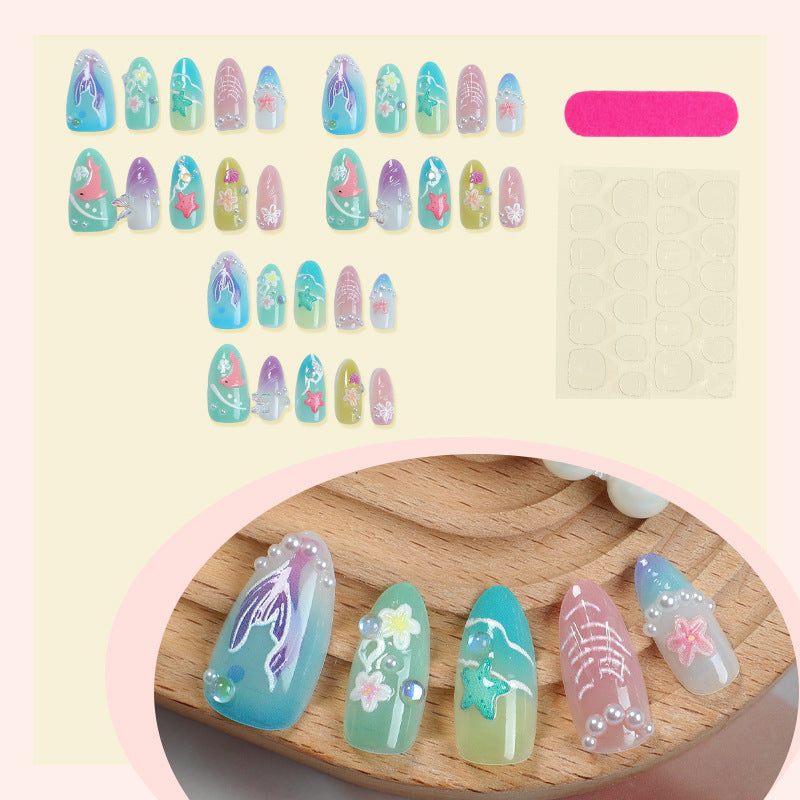 Kunstnagelset mit maritimen Motiven und floralen Akzenten Brehn