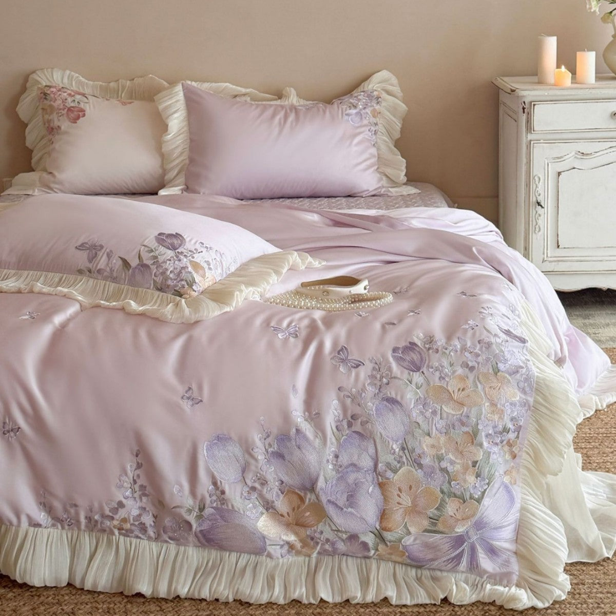 Luxuriöses besticktes Satin-Bettwäscheset mit Rüschen und floralen Details
