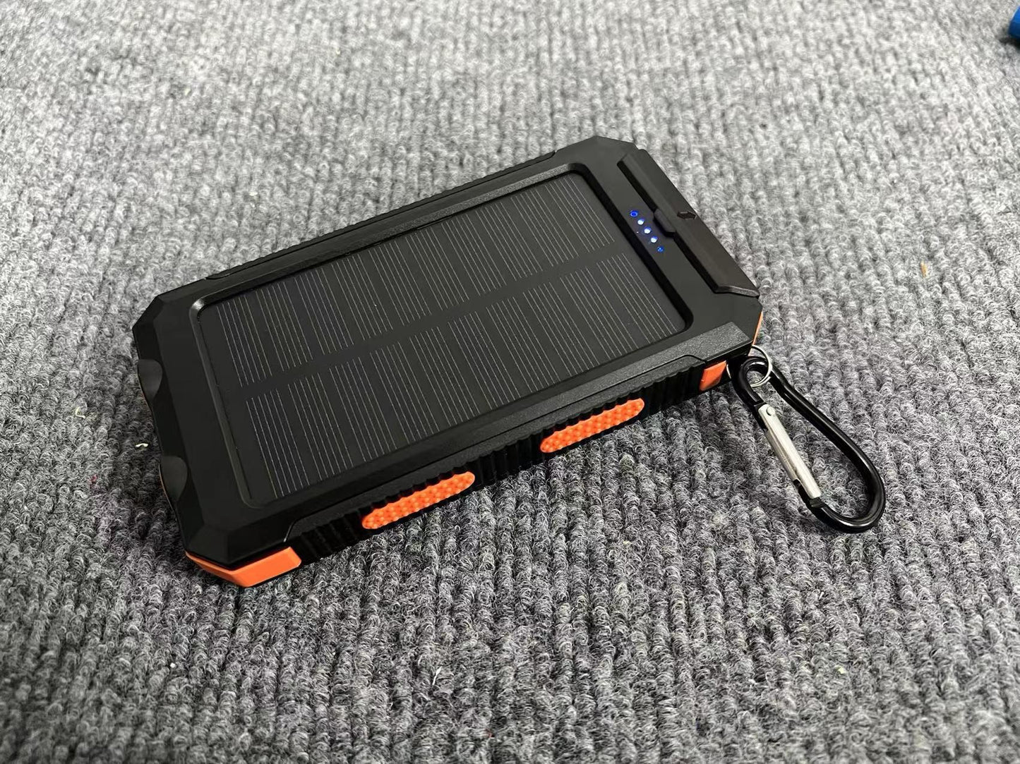 Tragbare Solar-Powerbank mit Integrierter Ladesteckerfunktion Brehn