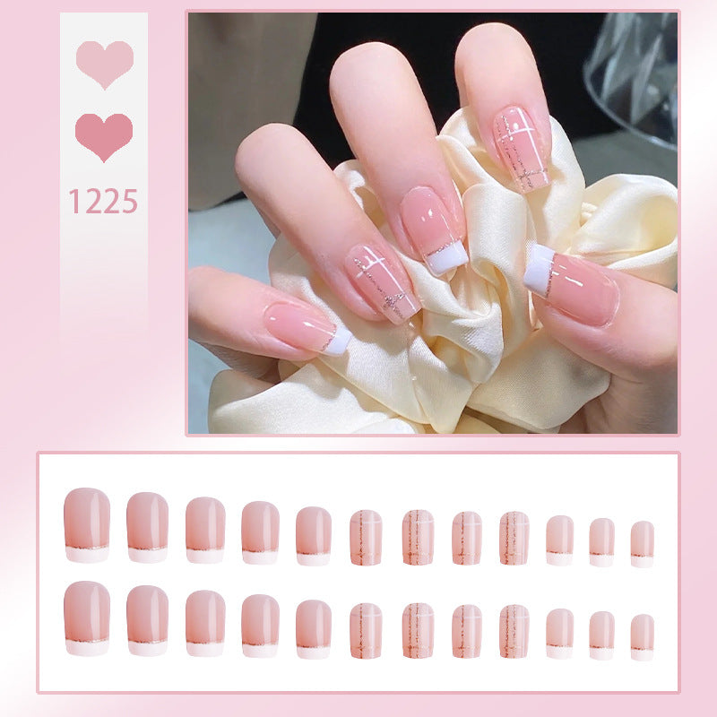 Kunstnagelset mit elegantem French-Tip und modischen Verzierungen Brehn