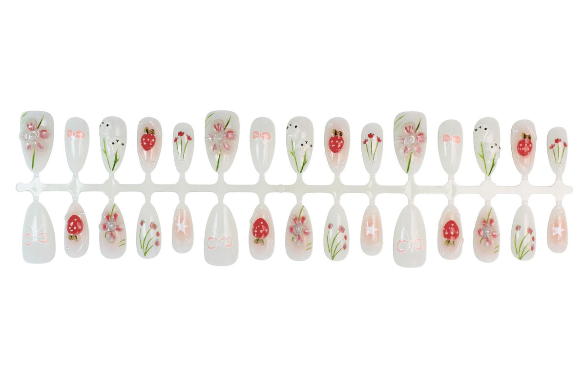 Kunstnagelset mit floralen Motiven und verspielten Details Brehn