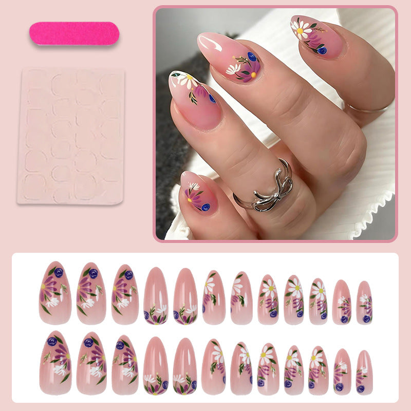 Kunstnagelset mit floralen Designs und eleganten Spitzen Brehn